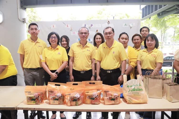 Making merit and giving alms, paying royal homage on the anniversary of the death of His Majesty King Bhumibol Adulyadej the Great, The Great King Rama IX