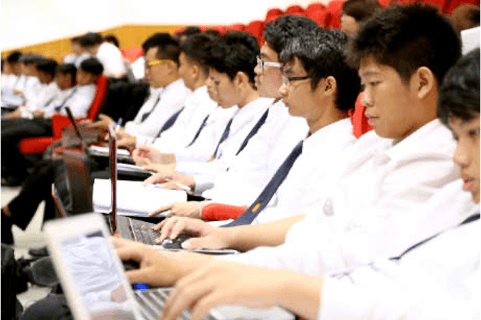 คณะเทคโนโลยีสารสนเทศ ได้พัฒนาหลักสูตรวิทยาศาสตรบัณฑิต สาขาเทคโนโลยีสารสนเทศ เพิ่มขึ้นอีกหนึ่งหลักสูตร โดยมีเป้าหมายเพื่อผลิตบัณฑิตที่มีความรู้ความสามารถด้านเทคโนโลยีสารสนเทศ ทั้งในด้านการพัฒนาซอฟต์แวร์ ระบบเครือข่าย และมัลติมีเดีย ควบคู่ไปกับคุณธรรมจริยธรรม เพื่อรองรับการเปลี่ยนแปลงของโลกยุคดิจิทัล และตอบสนองความต้องการของสังคมและภาคอุตสาหกรรม รวมถึงเป็นการปูพื้นฐานที่มั่นคงสำหรับการศึกษาต่อในระดับปริญญาโท โดยหลักสูตรนี้เริ่มเปิดรับนักศึกษารุ่นแรกในปีการศึกษา 2546