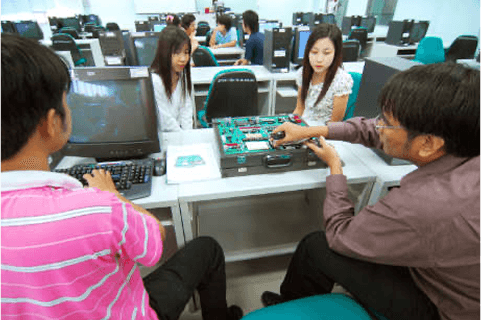 คณะเทคโนโลยีสารสนเทศ ได้พัฒนาหลักสูตรระดับปริญญาเอก ปรัชญาดุษฎีบัณฑิต สาขาวิชาเทคโนโลยีสารสนเทศ เปิดรับนักศึกษารุ่นแรกในปีการศึกษา 2547